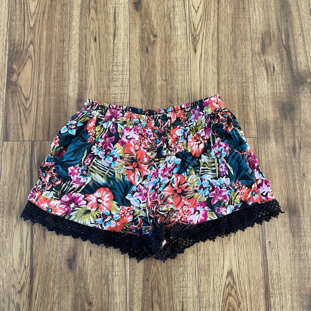 Floral shorts with lacy trim